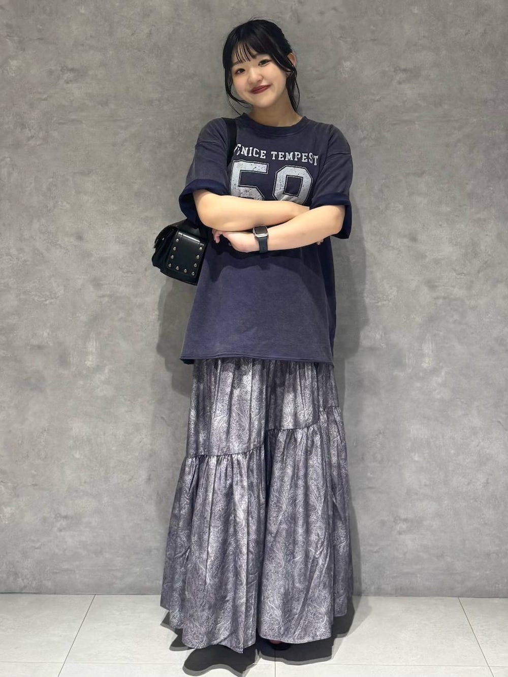 「骨格ストレート、カジュアル、PAGEBOY、PBLIM、Tシャツ、スカート、ロングスカート、ハンドバッグ、サンダル、骨格ストレート_PAGEBOY」｜「PAGEBOYのクロスバックルミュール（サンダル、ブラック系）」を使った、アイさん（レディース・154cm）の夏コーディネートの2枚目の写真