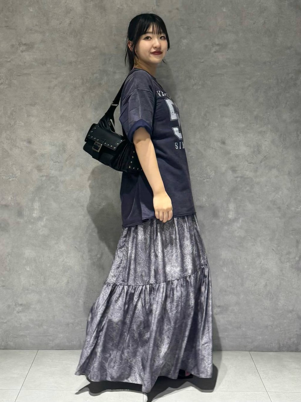 「骨格ストレート、カジュアル、PAGEBOY、PBLIM、Tシャツ、スカート、ロングスカート、ハンドバッグ、サンダル、骨格ストレート_PAGEBOY」｜「PAGEBOYのクロスバックルミュール（サンダル、ブラック系）」を使った、アイさん（レディース・154cm）の夏コーディネートの3枚目の写真