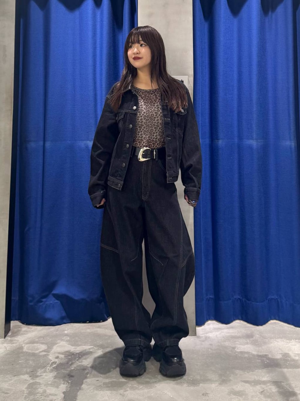 ブラック系のデニムパンツ、ブラック系のデニムジャケット、ブラック系のブーツを着用したレディースの夏コーディネートの7枚目の写真