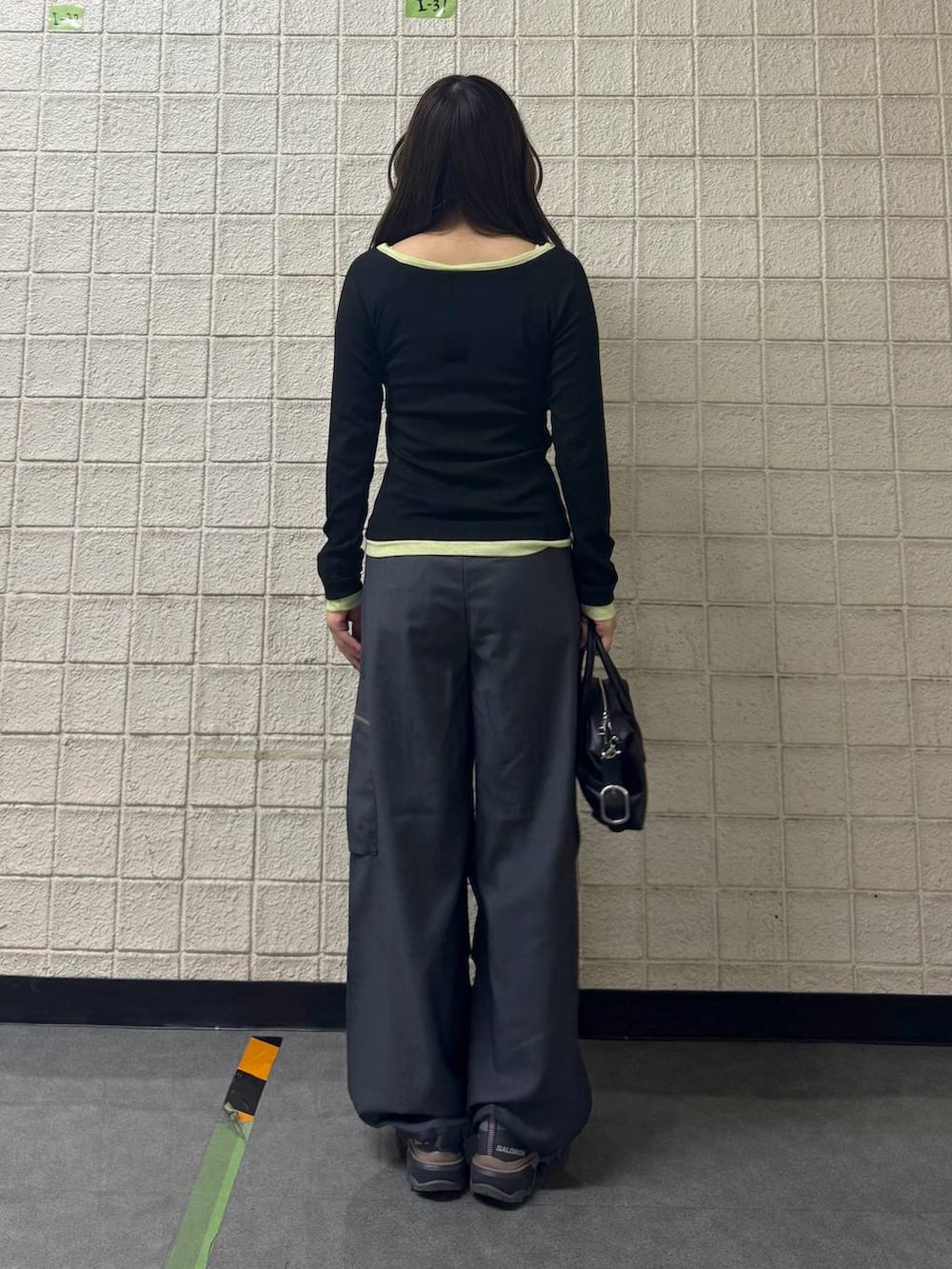 グレー系のカーゴパンツ、ブラック系のTシャツ/カットソー、ブラック系のショルダーバッグを着用したレディースの秋コーディネートの5枚目の写真