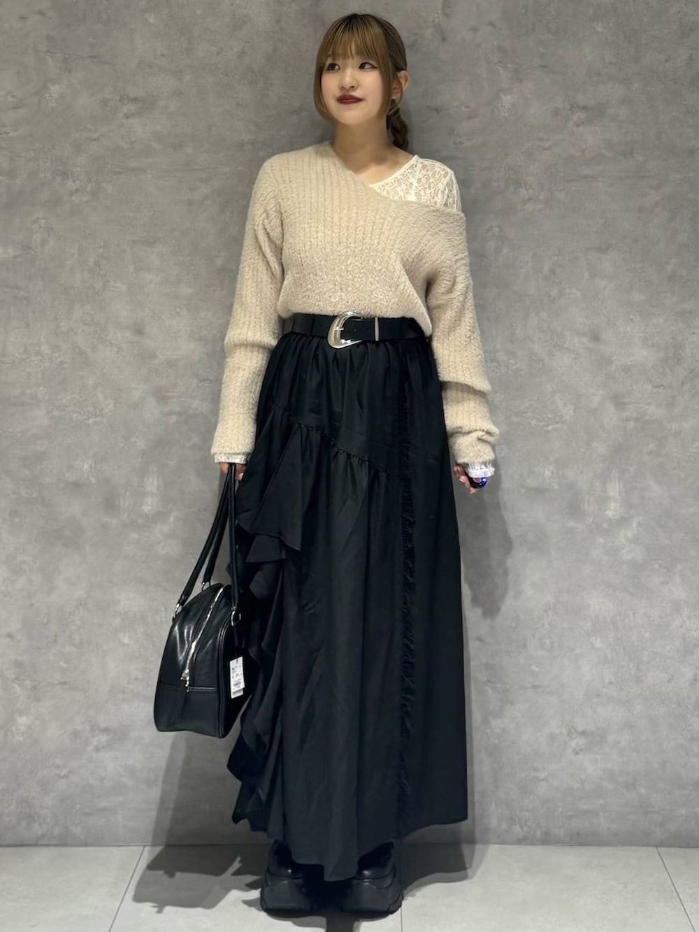 ブラック系のブーツ、ホワイト系のTシャツ/カットソー、ブラック系のボストンバッグを着用したレディースの秋コーディネートの7枚目の写真