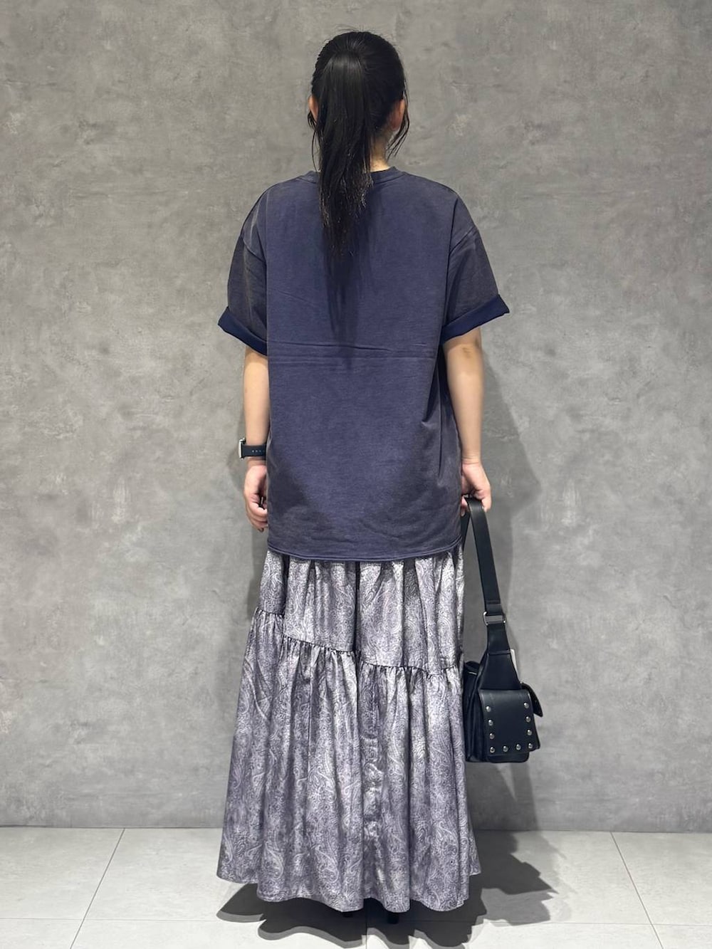 「骨格ストレート、カジュアル、PAGEBOY、PBLIM、Tシャツ、スカート、ロングスカート、ハンドバッグ、サンダル、骨格ストレート_PAGEBOY」｜「PAGEBOYのクロスバックルミュール（サンダル、ブラック系）」を使った、アイさん（レディース・154cm）の夏コーディネートの4枚目の写真