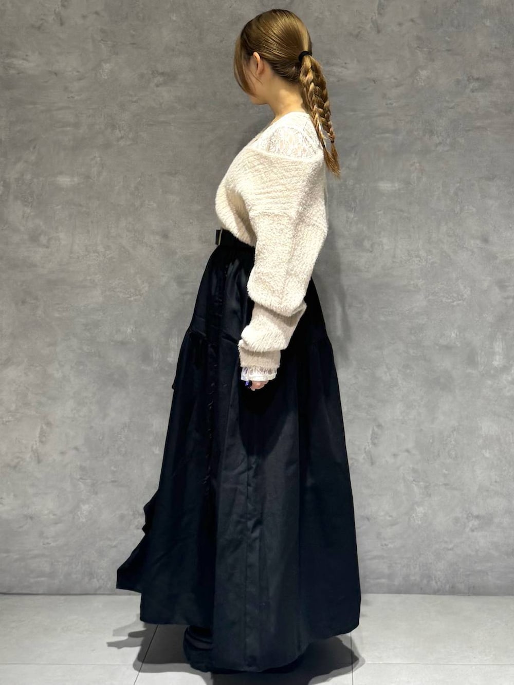 ブラック系のブーツ、ホワイト系のTシャツ/カットソー、ブラック系のボストンバッグを着用したレディースの秋コーディネートの6枚目の写真