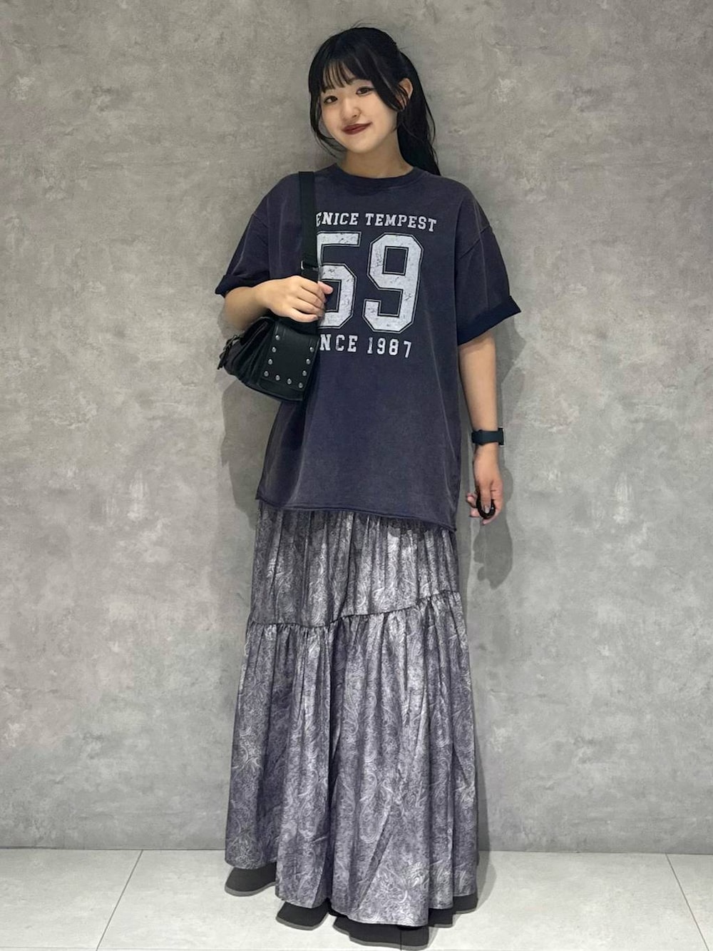 「骨格ストレート、カジュアル、PAGEBOY、PBLIM、Tシャツ、スカート、ロングスカート、ハンドバッグ、サンダル、骨格ストレート_PAGEBOY」｜「PAGEBOYのクロスバックルミュール（サンダル、ブラック系）」を使った、アイさん（レディース・154cm）の夏コーディネートの6枚目の写真
