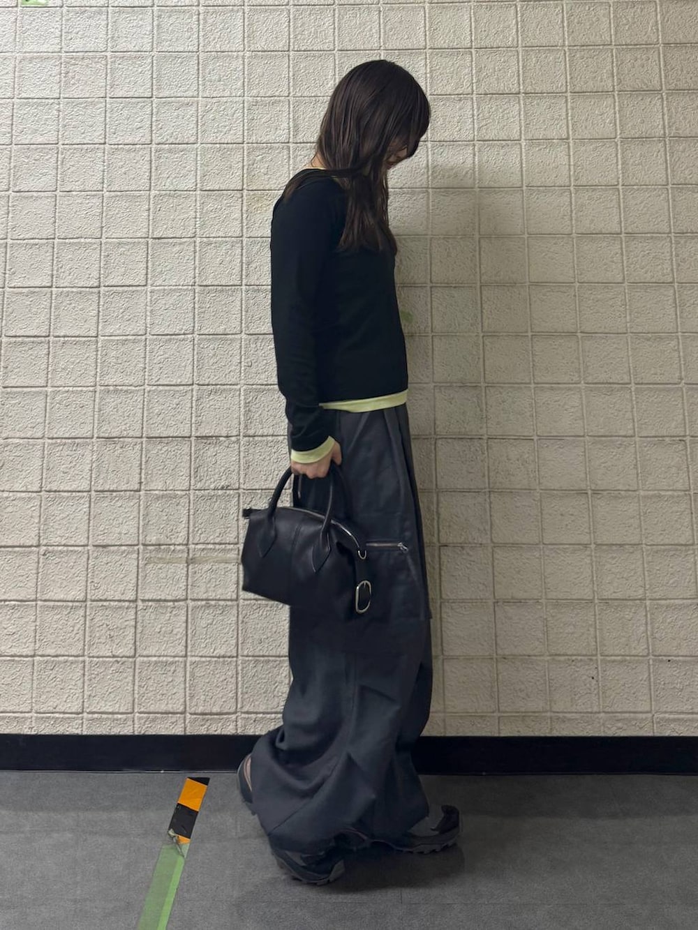 グレー系のカーゴパンツ、ブラック系のTシャツ/カットソー、ブラック系のショルダーバッグを着用したレディースの秋コーディネートの4枚目の写真