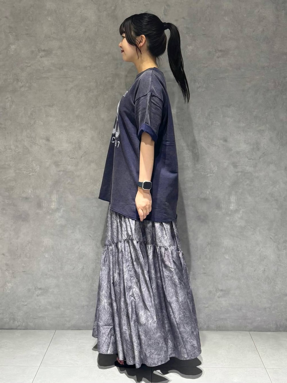 「骨格ストレート、カジュアル、PAGEBOY、PBLIM、Tシャツ、スカート、ロングスカート、ハンドバッグ、サンダル、骨格ストレート_PAGEBOY」｜「PAGEBOYのクロスバックルミュール（サンダル、ブラック系）」を使った、アイさん（レディース・154cm）の夏コーディネートの5枚目の写真