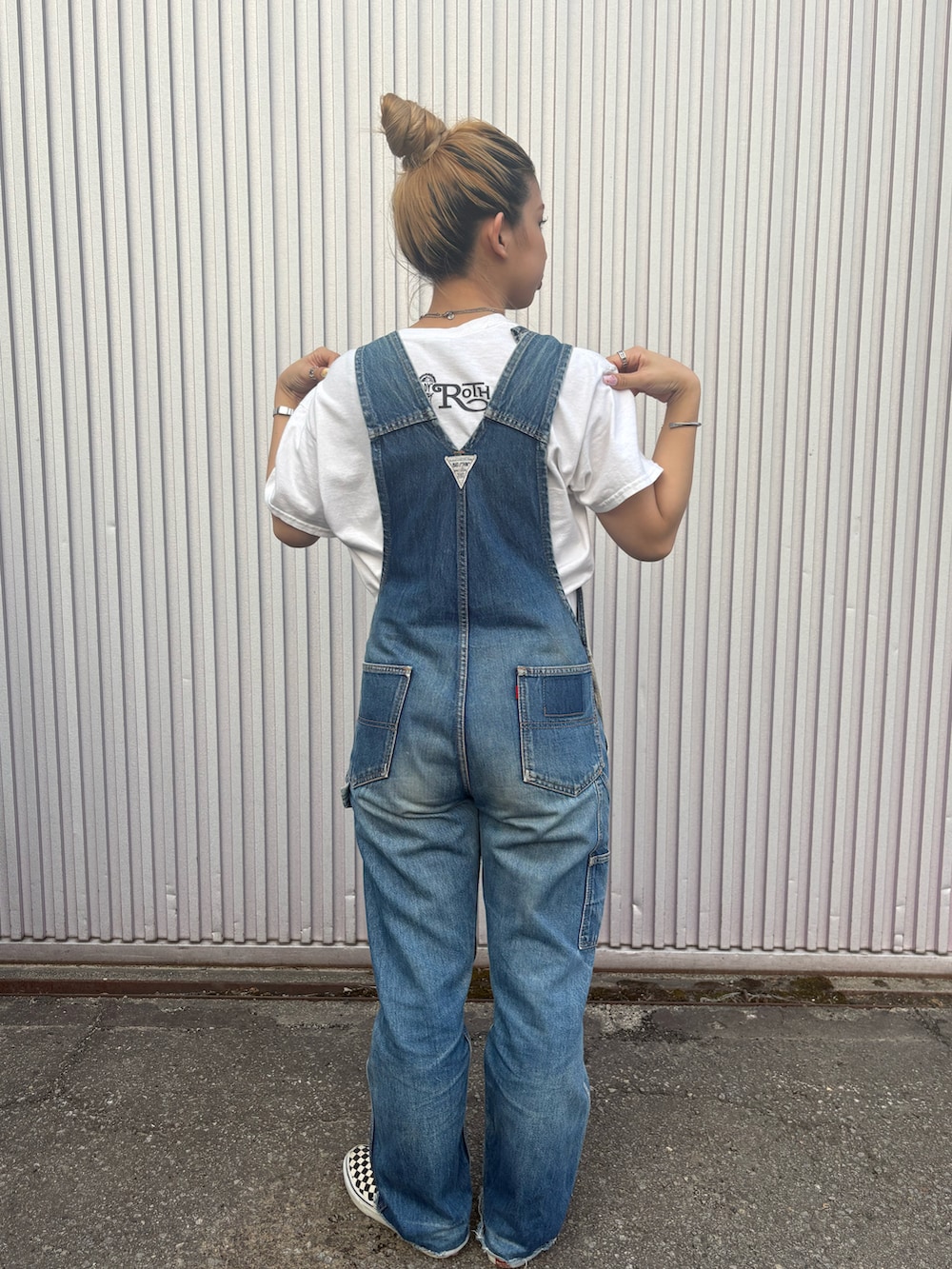 ホワイト系のTシャツ/カットソー、ブルー系のサロペット/オーバーオール、ホワイト系のスリッポンを着用したレディースの夏コーディネートの2枚目の写真