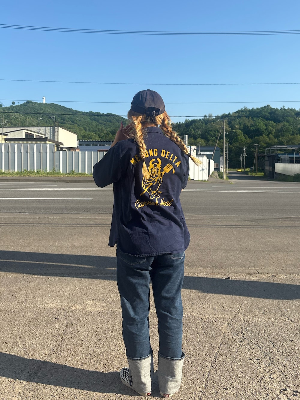 ブルー系のシャツ/ブラウス、ホワイト系のTシャツ/カットソー、ブルー系のデニムパンツを着用したレディースの夏コーディネートの2枚目の写真