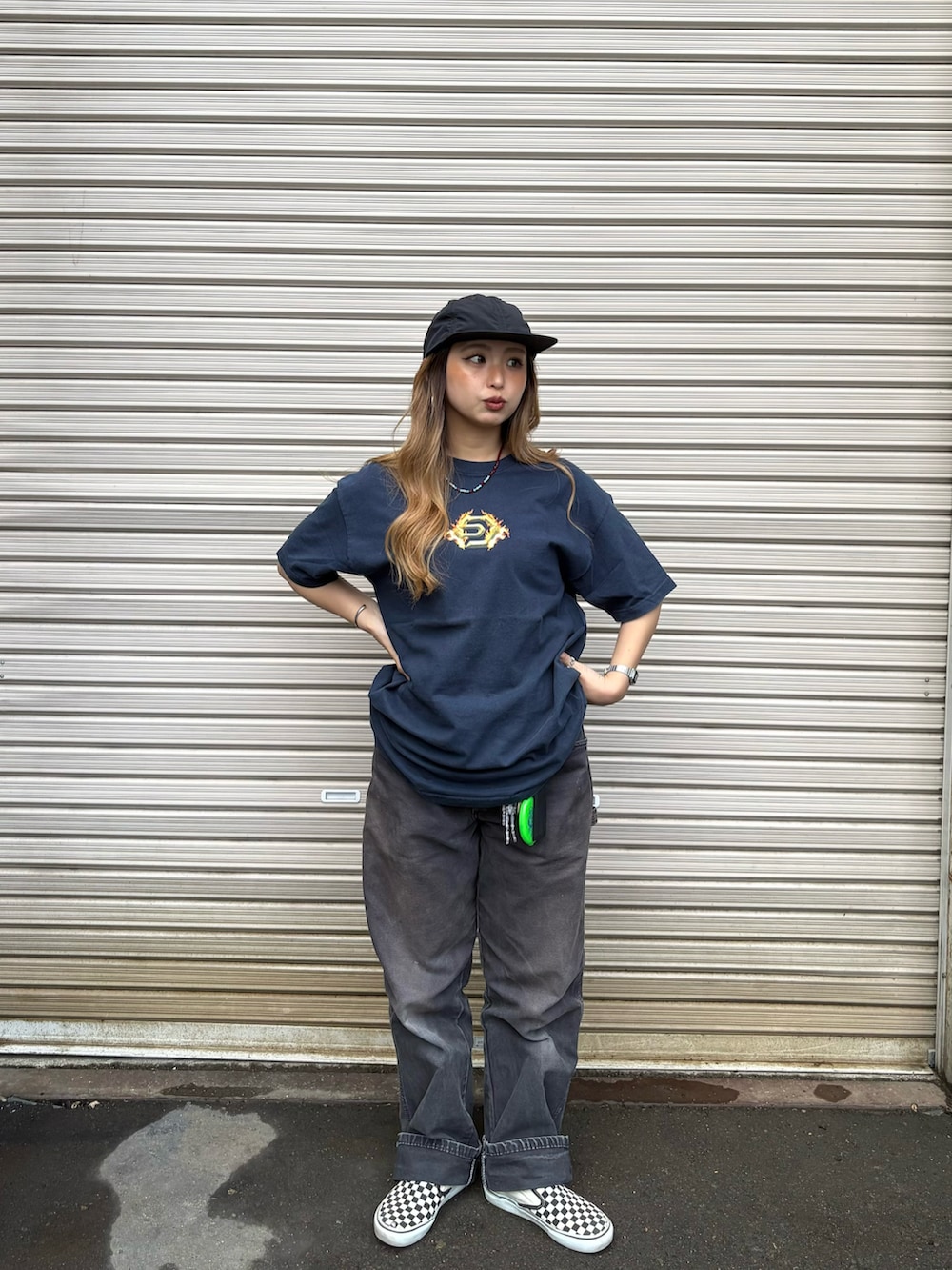 ブルー系のTシャツ/カットソー、グレー系のデニムパンツ、ホワイト系のスリッポンを着用したレディースの夏コーディネートの2枚目の写真
