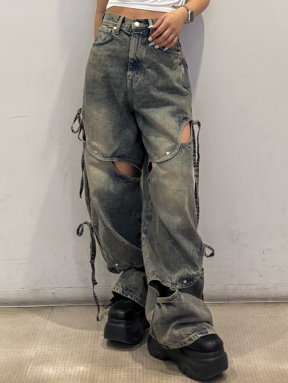 ホワイト系のTシャツ/カットソー、ブルー系のデニムパンツ、ブラック系のスニーカーを着用したレディースの夏コーディネートの5枚目の写真