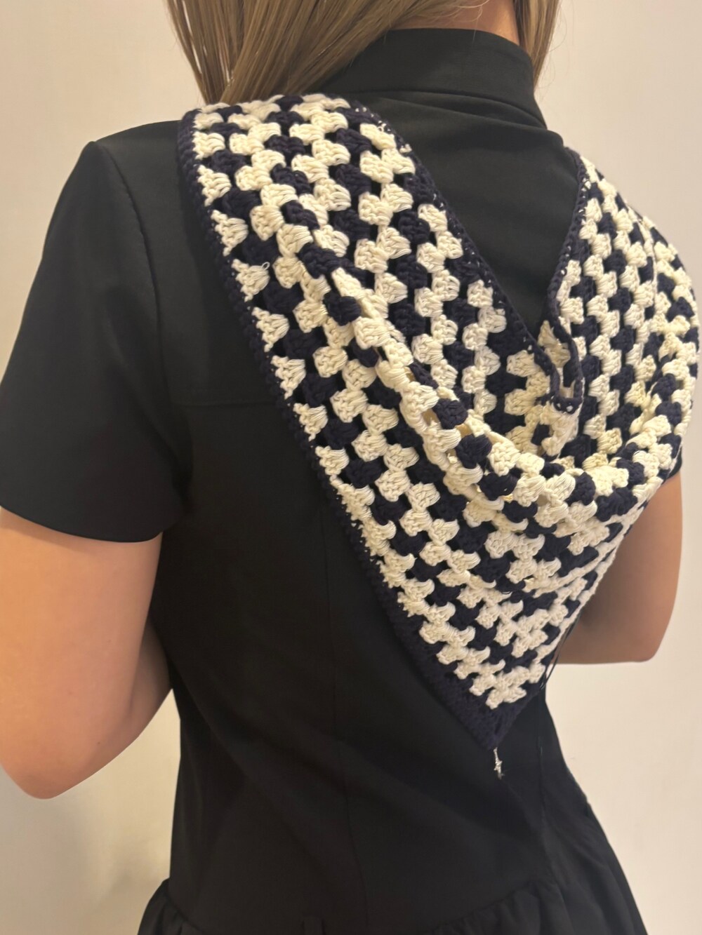 ブラック系のワンピース、ブラック系のサンダル、ブラック系のその他ヘアアクセサリーを着用したレディースの春コーディネートの6枚目の写真