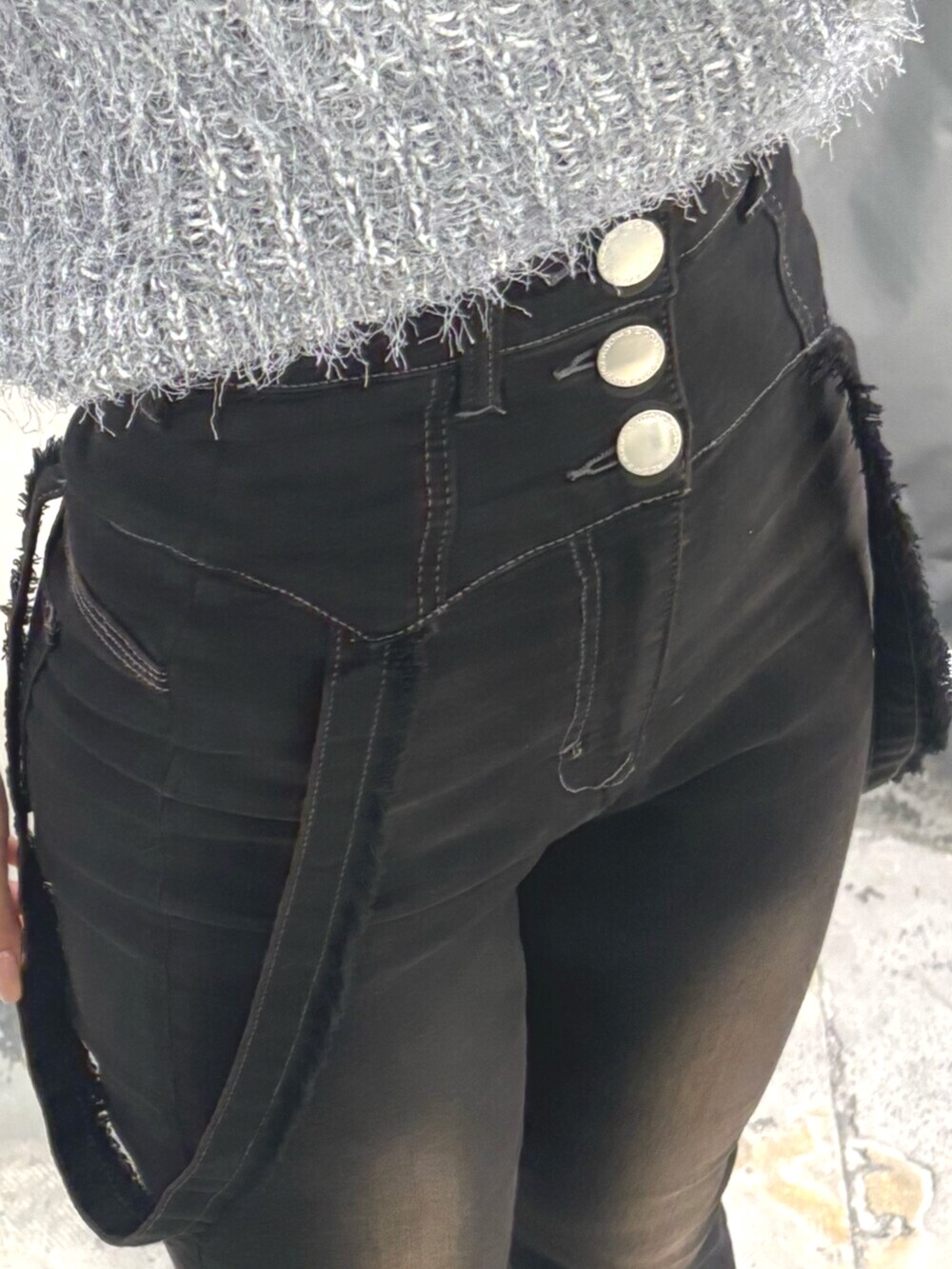 ブラック系のサンダル、グレー系のニット/セーター、ブラック系のデニムパンツを着用したレディースの夏コーディネートの6枚目の写真