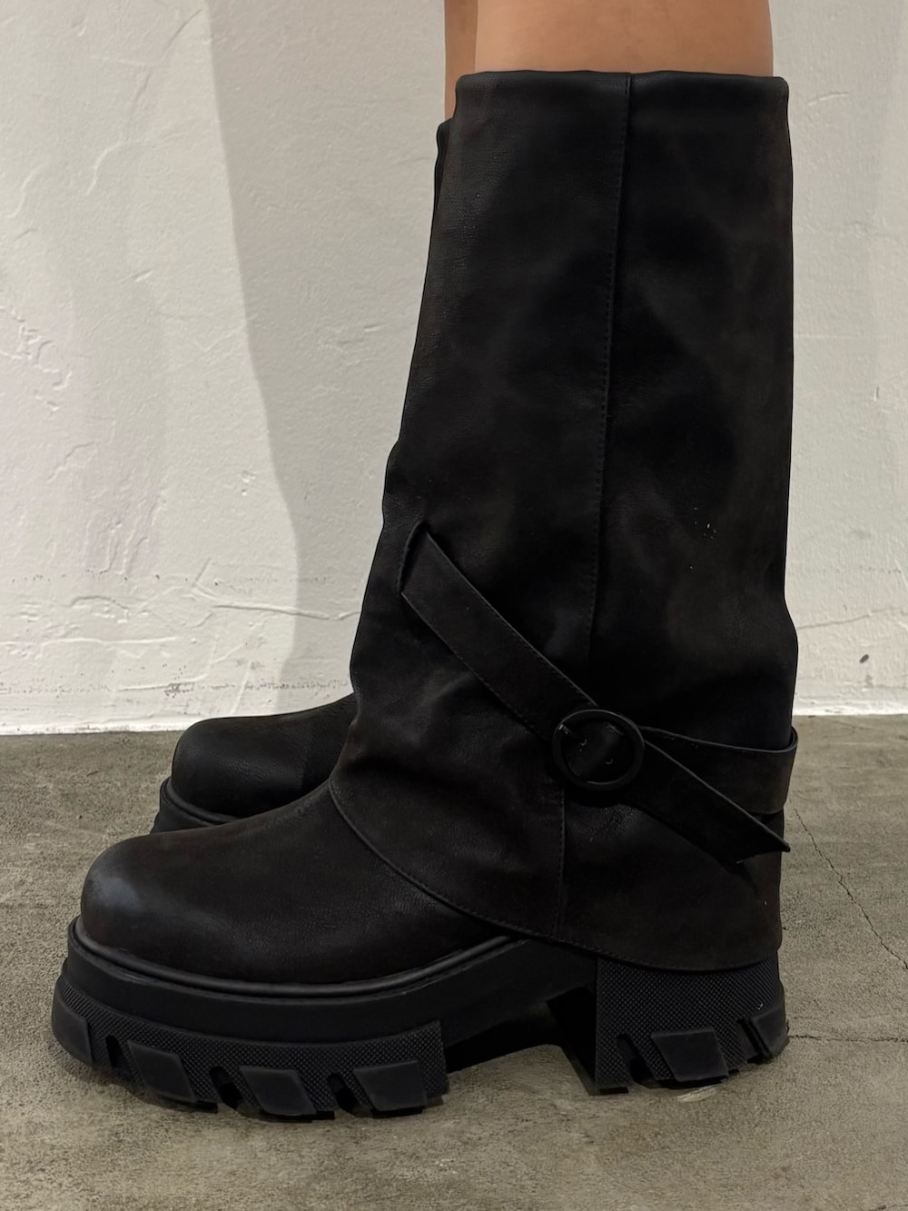 ブラック系のブーツ、ブラック系のワンピース、ブラック系のニット/セーターを着用したレディースの冬コーディネートの5枚目の写真