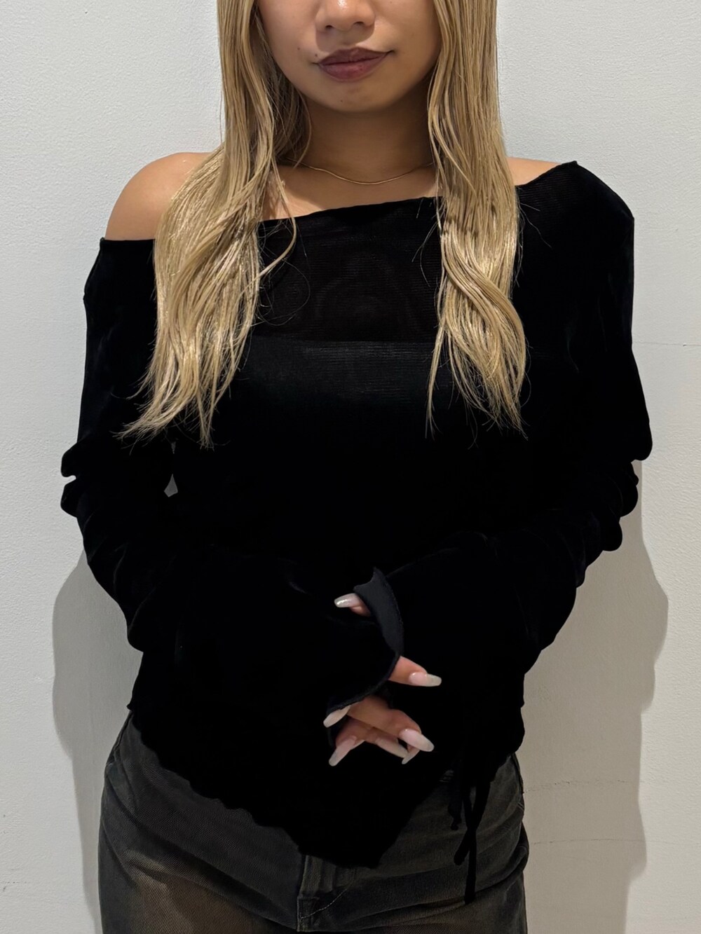 ブルー系のデニムパンツ、ブラック系のスリッポン、ブラック系のTシャツ/カットソーを着用したレディースの秋コーディネートの4枚目の写真