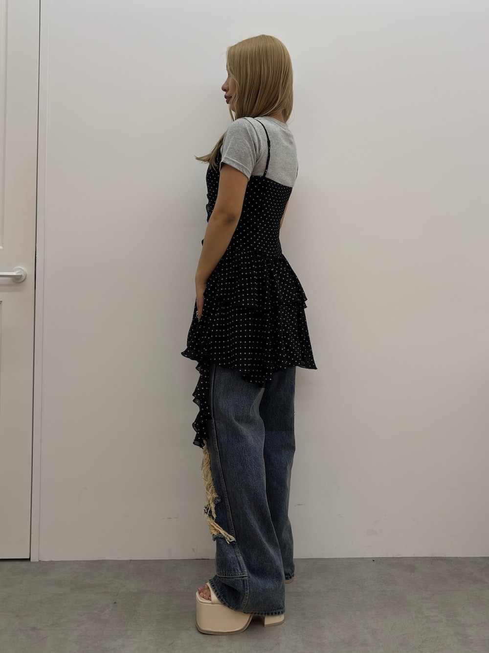 ブルー系のデニムパンツ、ホワイト系のサンダル、その他のその他トップスを着用したレディースの春コーディネートの2枚目の写真