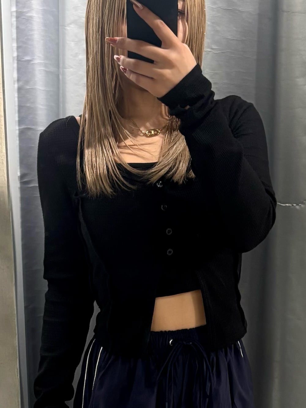 ブラック系のTシャツ/カットソー、ブルー系のその他パンツ、ブラック系のローファーを着用したレディースの春コーディネートの4枚目の写真