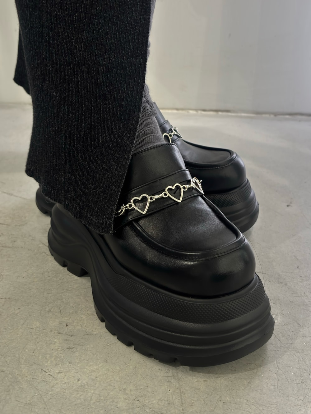 ブルー系のデニムジャケット、ブラック系のワンピース、ブラック系のローファーを着用したレディースの冬コーディネートの6枚目の写真