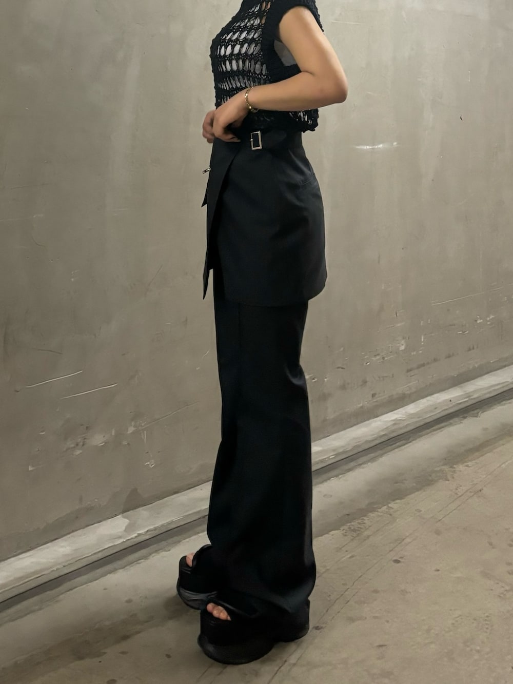 その他のその他パンツ、ブラック系のタンクトップ、ホワイト系のタンクトップを着用したレディースの春コーディネートの2枚目の写真