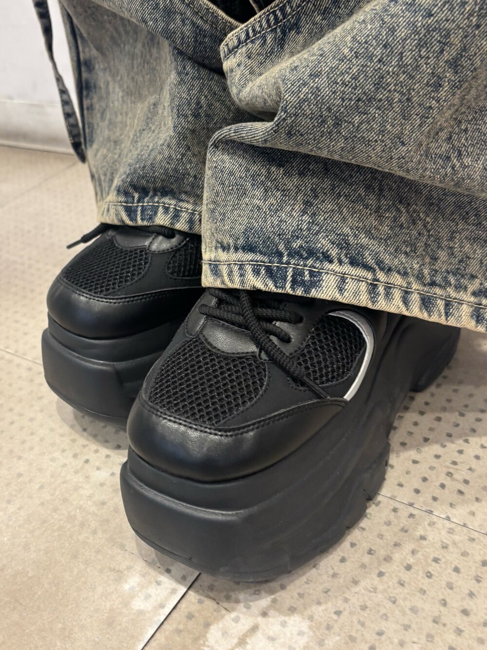 ホワイト系のTシャツ/カットソー、ブルー系のデニムパンツ、ブラック系のスニーカーを着用したレディースの夏コーディネートの7枚目の写真