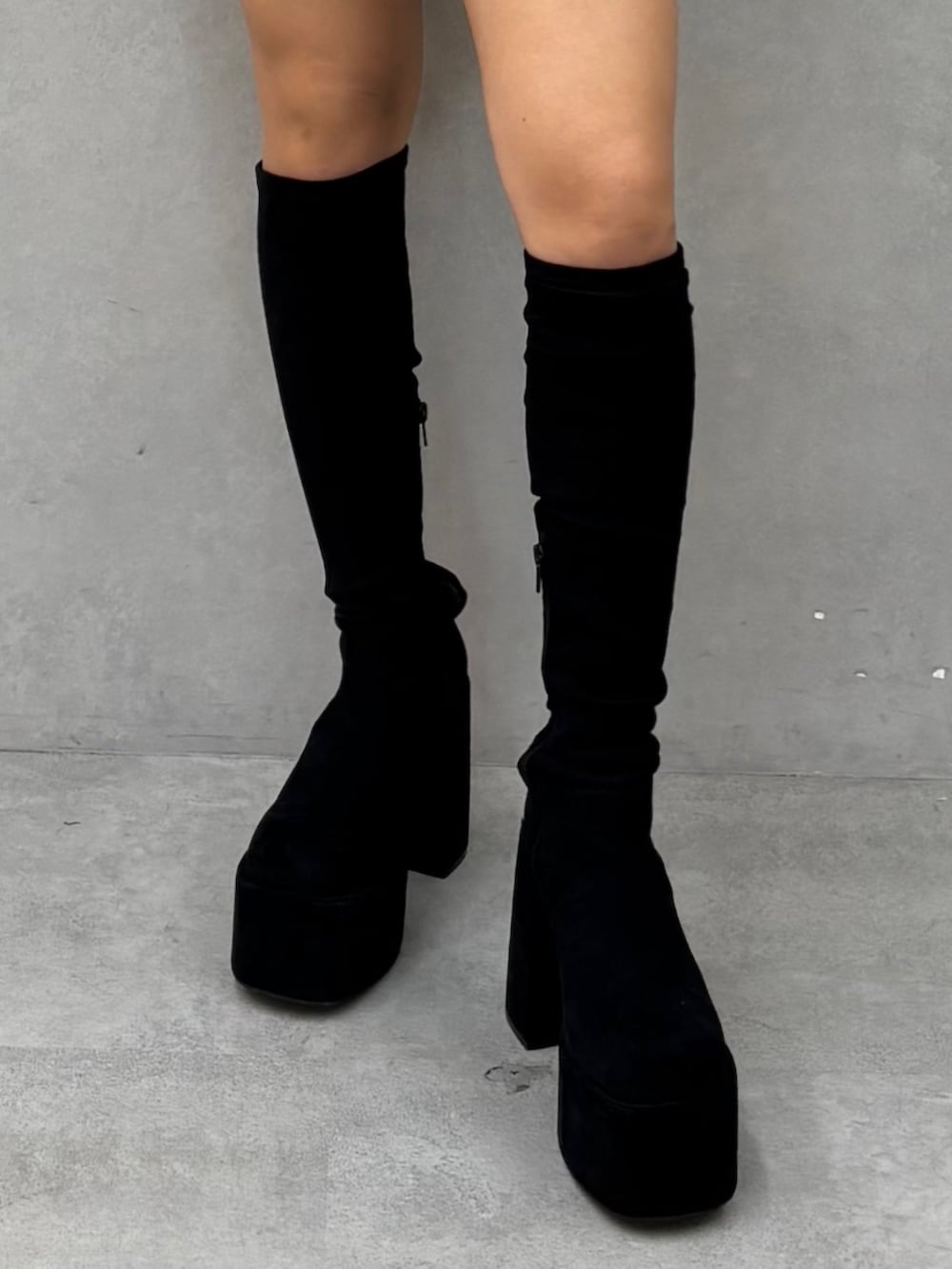 ブラウン系のブルゾン、ブラック系のスカート、ブラック系のブーツを着用したレディースの秋コーディネートの5枚目の写真