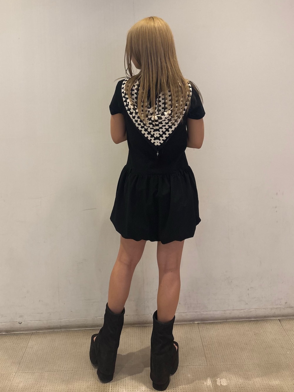 ブラック系のワンピース、ブラック系のサンダル、ブラック系のその他ヘアアクセサリーを着用したレディースの春コーディネートの3枚目の写真