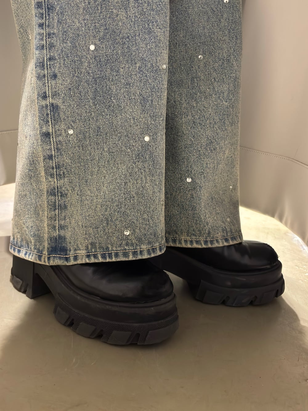 ブラウン系のニット/セーター、ブルー系のデニムパンツ、ブラック系のブーツを着用したレディースの冬コーディネートの5枚目の写真