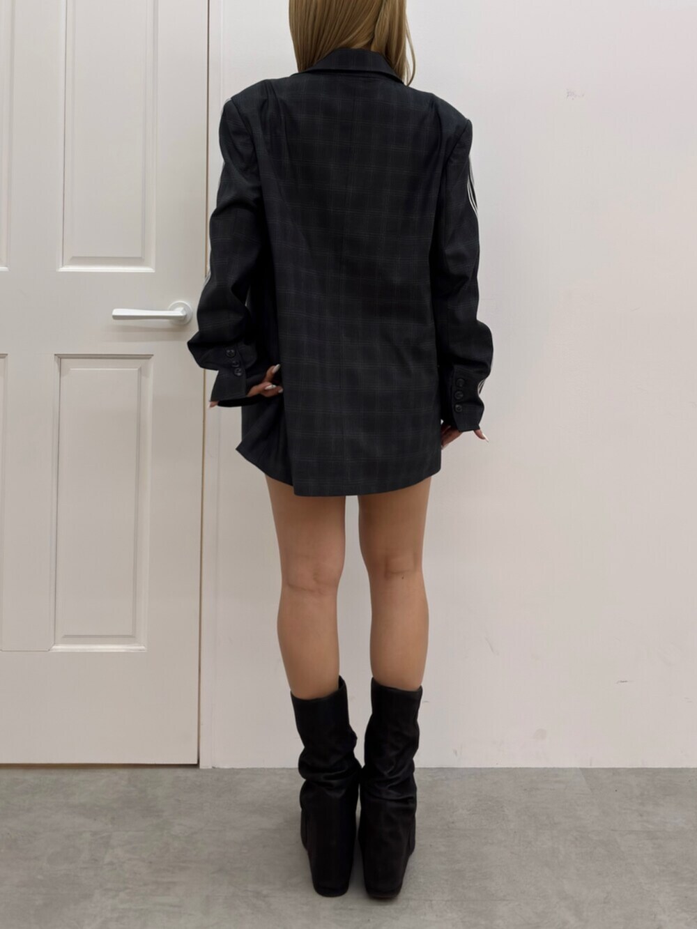 ブラック系のサンダル、ブラック系のTシャツ/カットソー、グレー系のテーラードジャケットを着用したレディースの春コーディネートの3枚目の写真