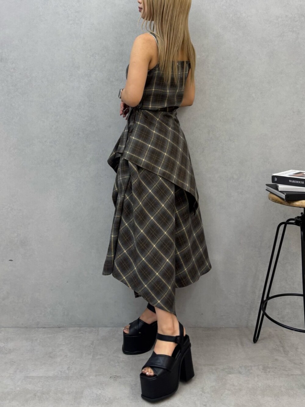 グリーン系のワンピース、ブラック系のサンダルを着用したレディースの夏コーディネートの2枚目の写真