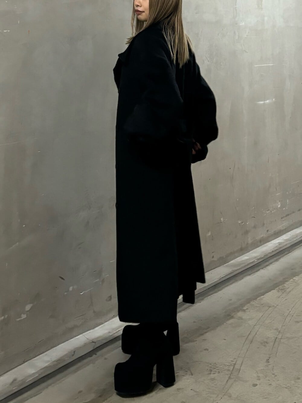 その他のブーツ、ブラック系のニット/セーター、その他のスカートを着用したレディースの冬コーディネートの2枚目の写真