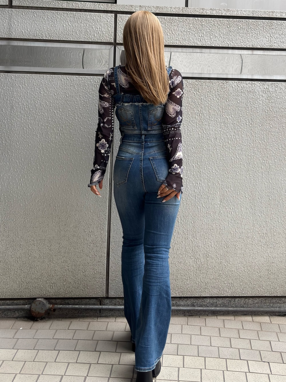 ブラック系のサンダル、ブルー系のサロペット/オーバーオール、ブルー系のTシャツ/カットソーを着用したレディースの春コーディネートの3枚目の写真