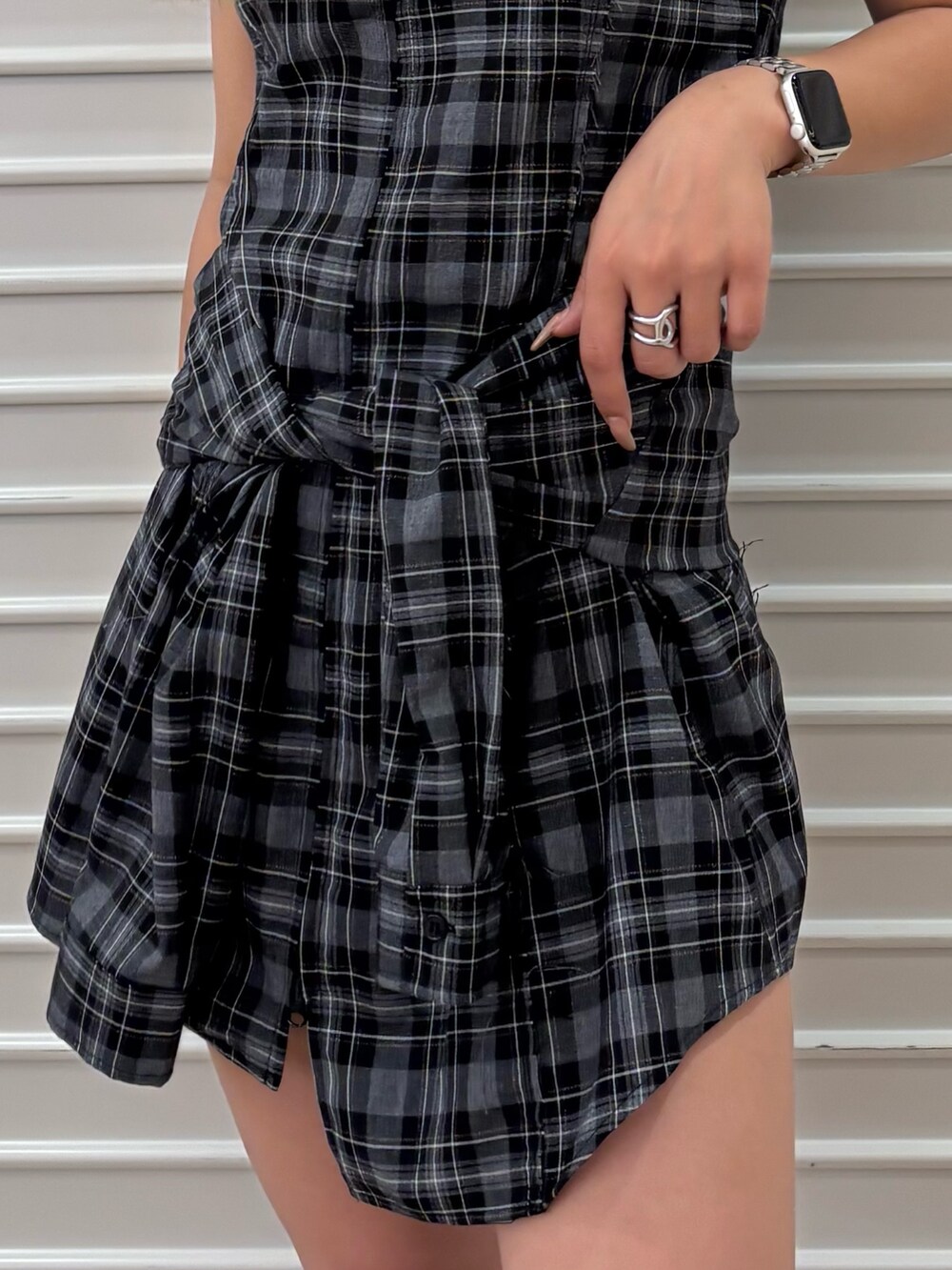 グレー系のワンピース、グレー系のサンダルを着用したレディースの夏コーディネートの4枚目の写真