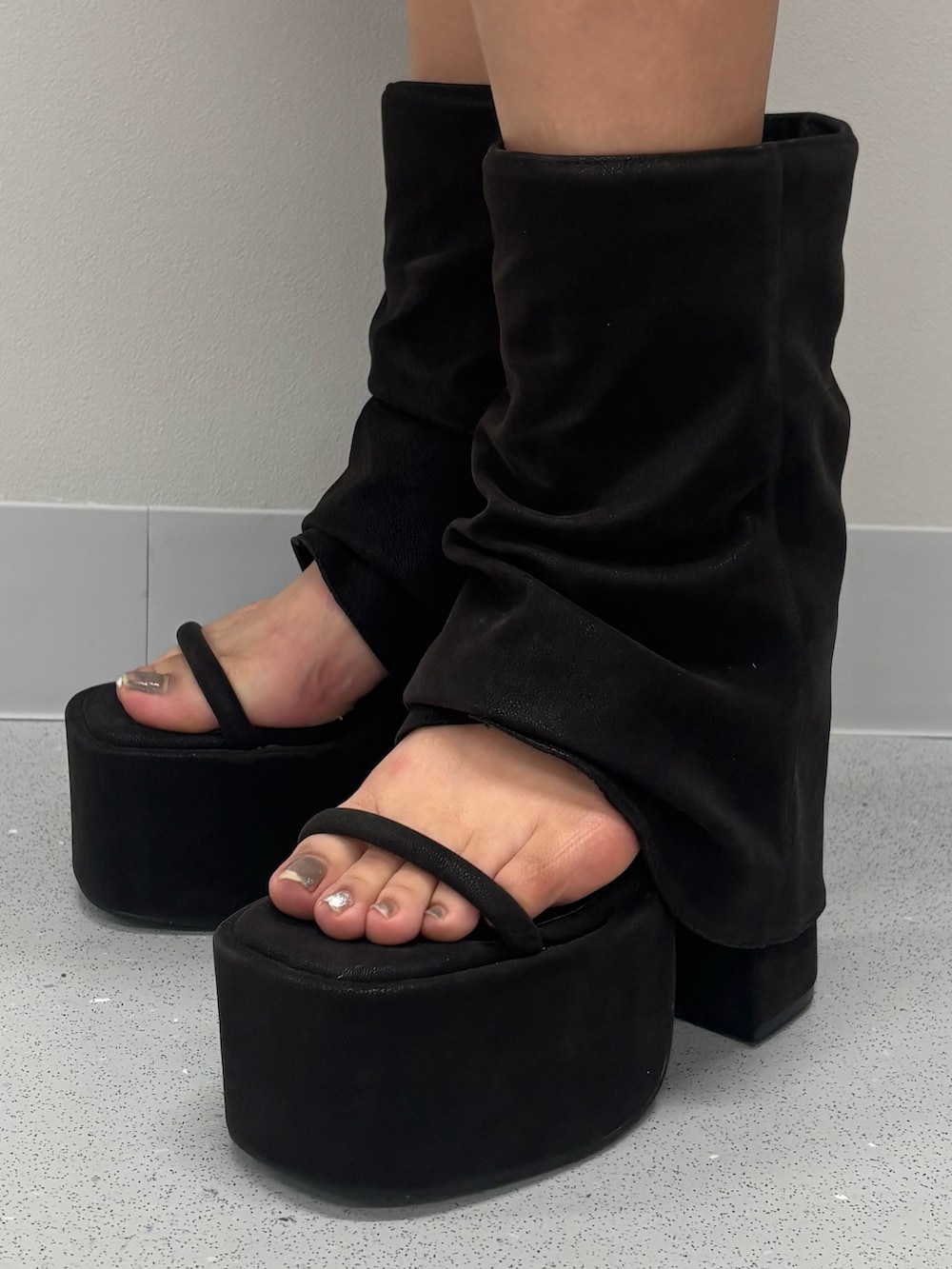 ブラック系のワンピース、ブラック系のサンダル、ブラック系のその他ヘアアクセサリーを着用したレディースの春コーディネートの7枚目の写真