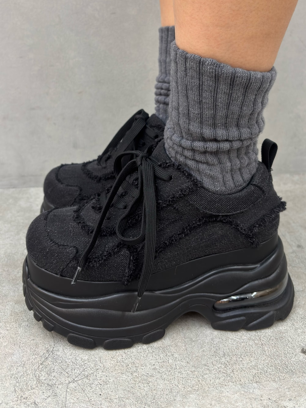 ホワイト系のTシャツ/カットソー、ベージュ系のその他パンツ、ブラック系のスニーカーを着用したレディースの春コーディネートの5枚目の写真