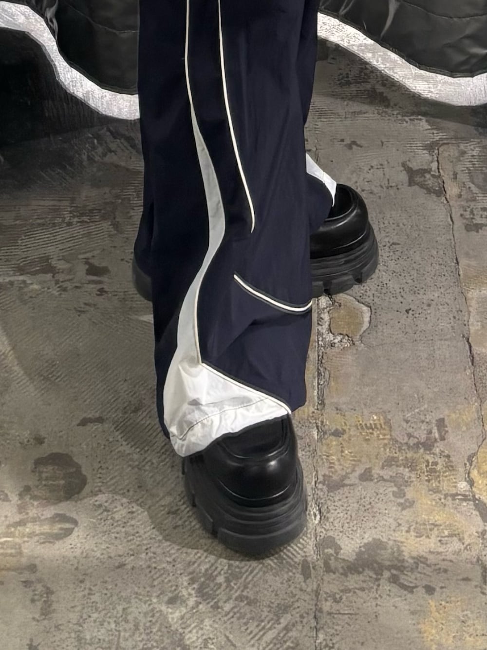 ブラック系のTシャツ/カットソー、ブルー系のその他パンツ、ブラック系のローファーを着用したレディースの春コーディネートの7枚目の写真