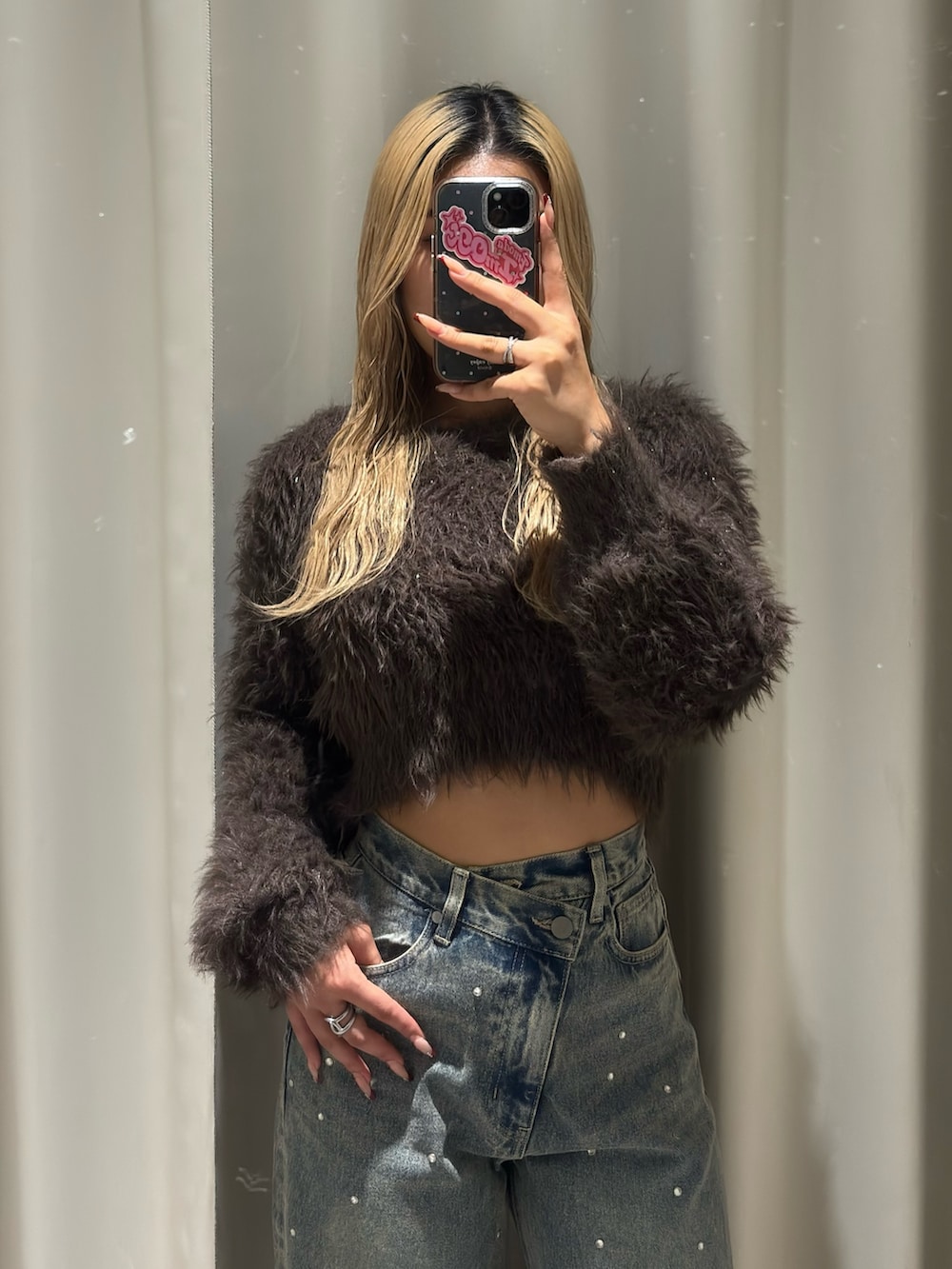 ブラウン系のニット/セーター、ブルー系のデニムパンツ、ブラック系のブーツを着用したレディースの冬コーディネートの4枚目の写真