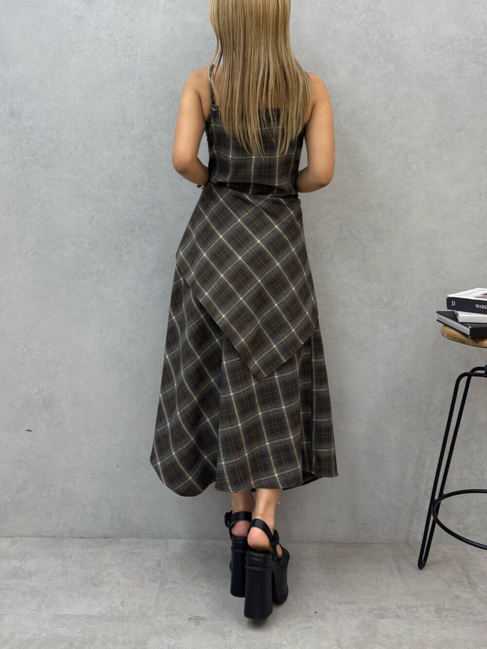 グリーン系のワンピース、ブラック系のサンダルを着用したレディースの夏コーディネートの3枚目の写真