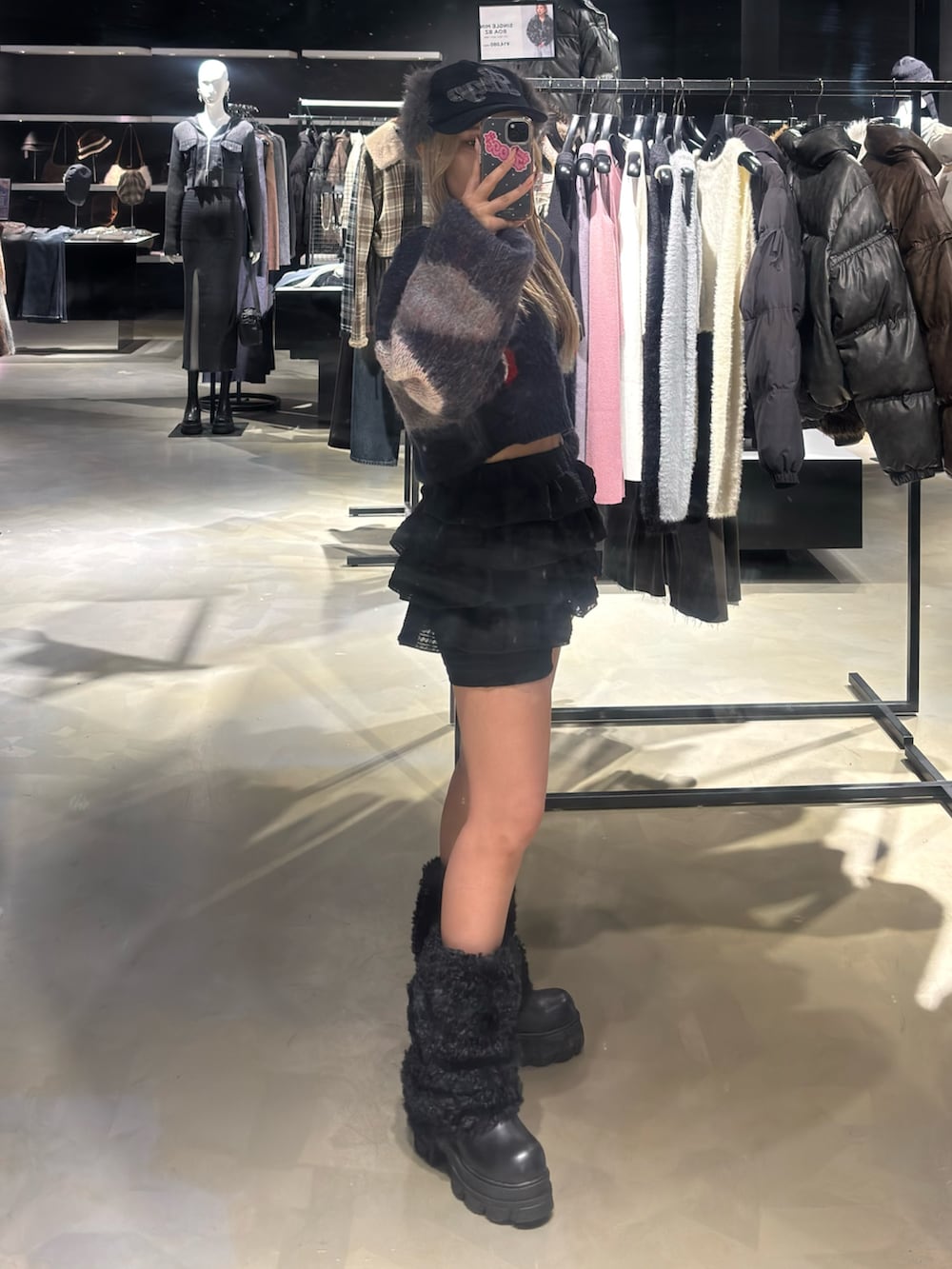 ブルー系のニット/セーター、ブラック系のその他パンツ、ブラック系のブーツを着用したレディースの冬コーディネートの2枚目の写真