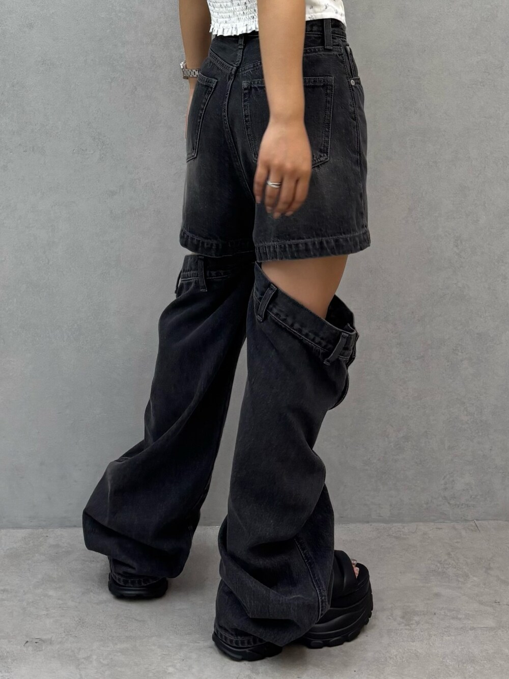 ブラック系のデニムパンツ、ブラック系のサンダルを着用したレディースの夏コーディネートの5枚目の写真