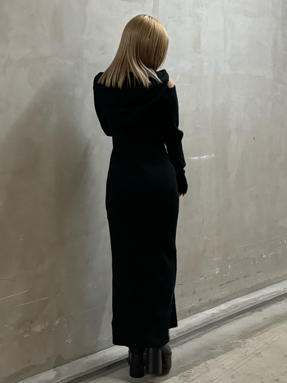 ブラック系のワンピース、ブラック系のブーツを着用したレディースの秋コーディネートの3枚目の写真