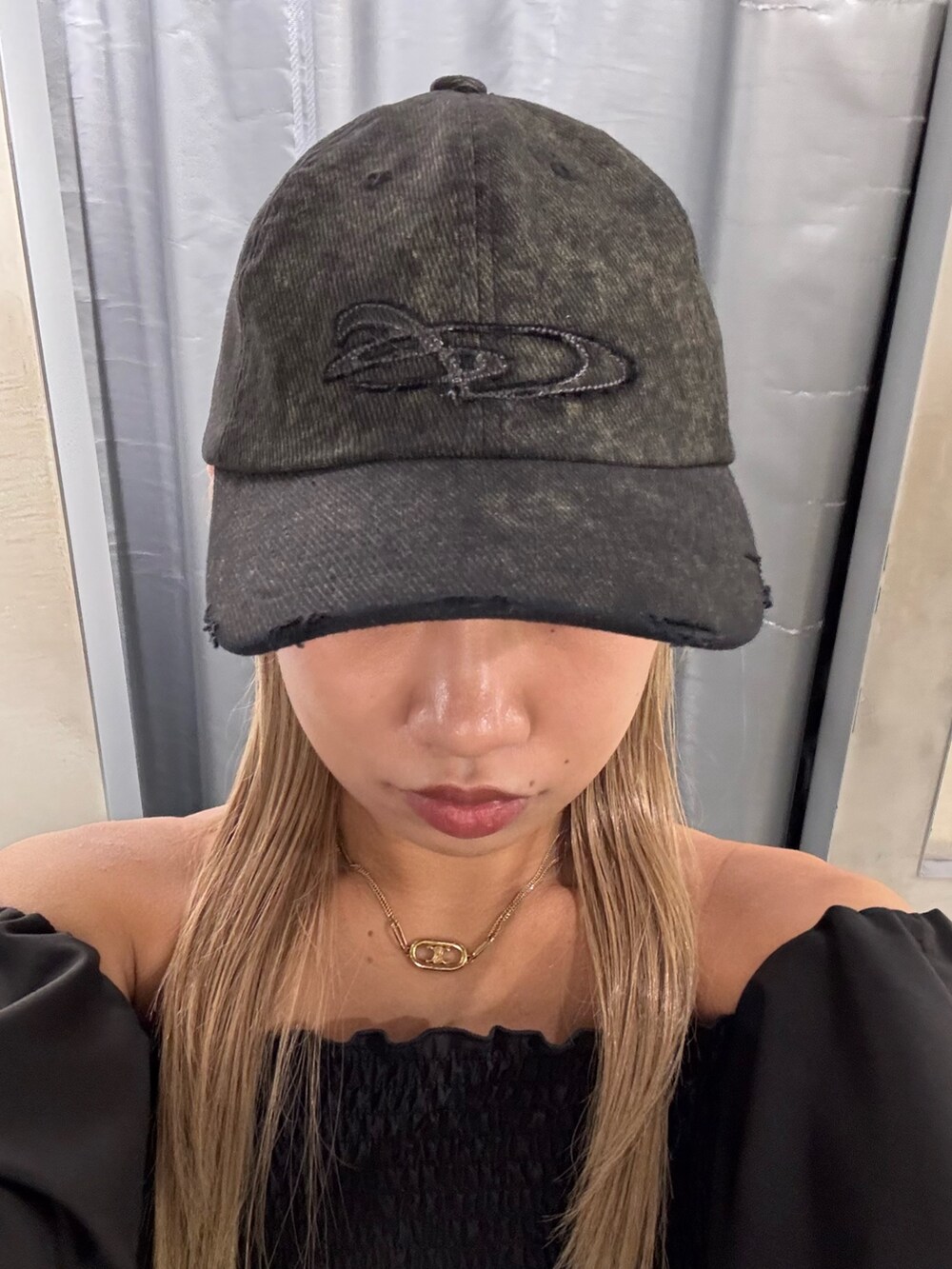 ブラック系のTシャツ/カットソー、ブルー系のデニムパンツ、ブラック系のサンダルを着用したレディースの夏コーディネートの6枚目の写真