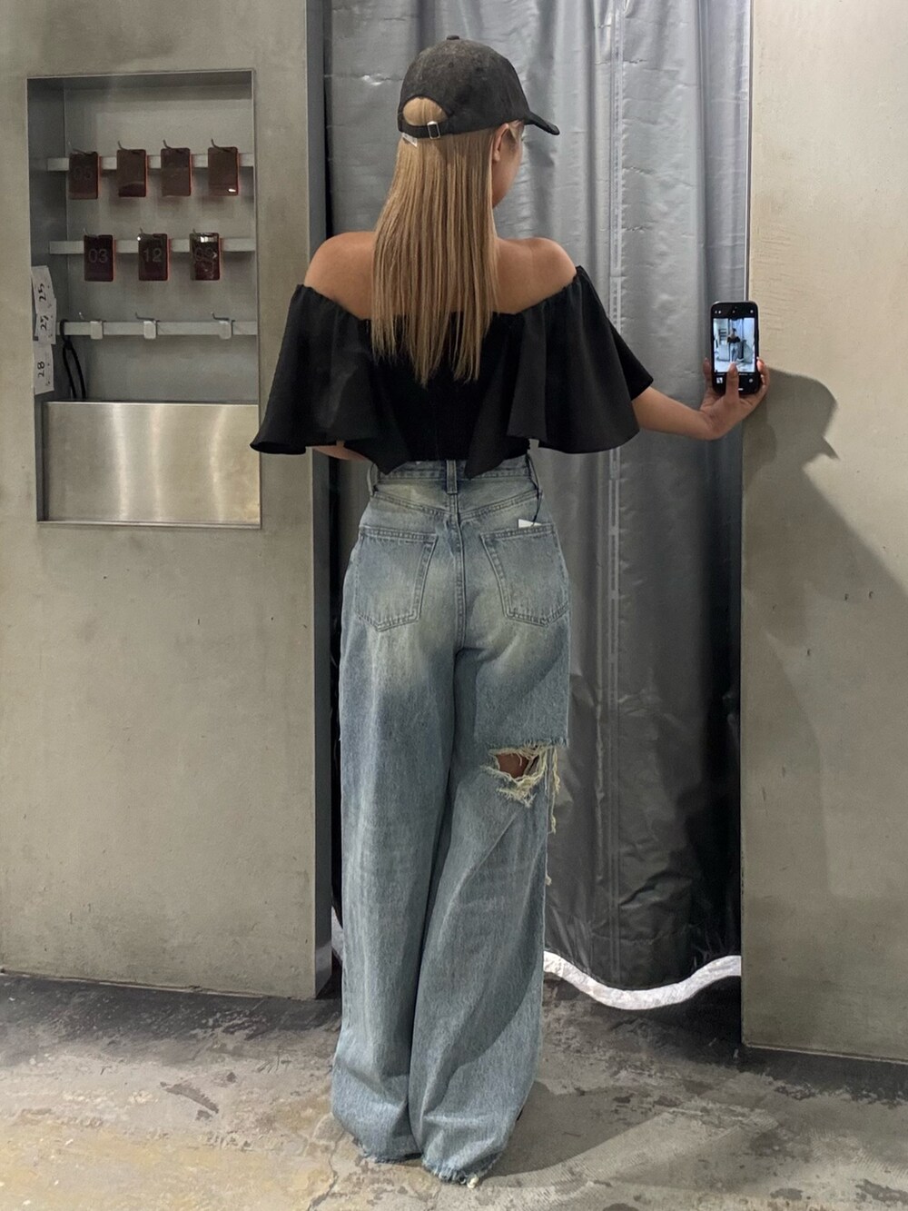 ブラック系のTシャツ/カットソー、ブルー系のデニムパンツ、ブラック系のサンダルを着用したレディースの夏コーディネートの3枚目の写真