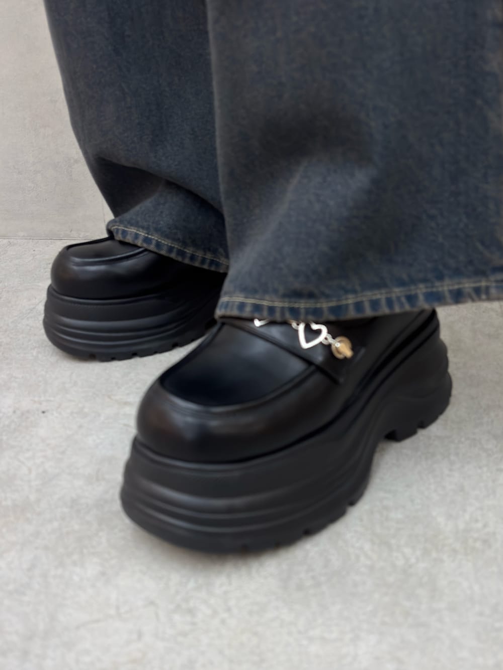 ブルー系のデニムパンツ、ブラック系のローファー、ブルー系のブルゾンを着用したレディースの冬コーディネートの5枚目の写真