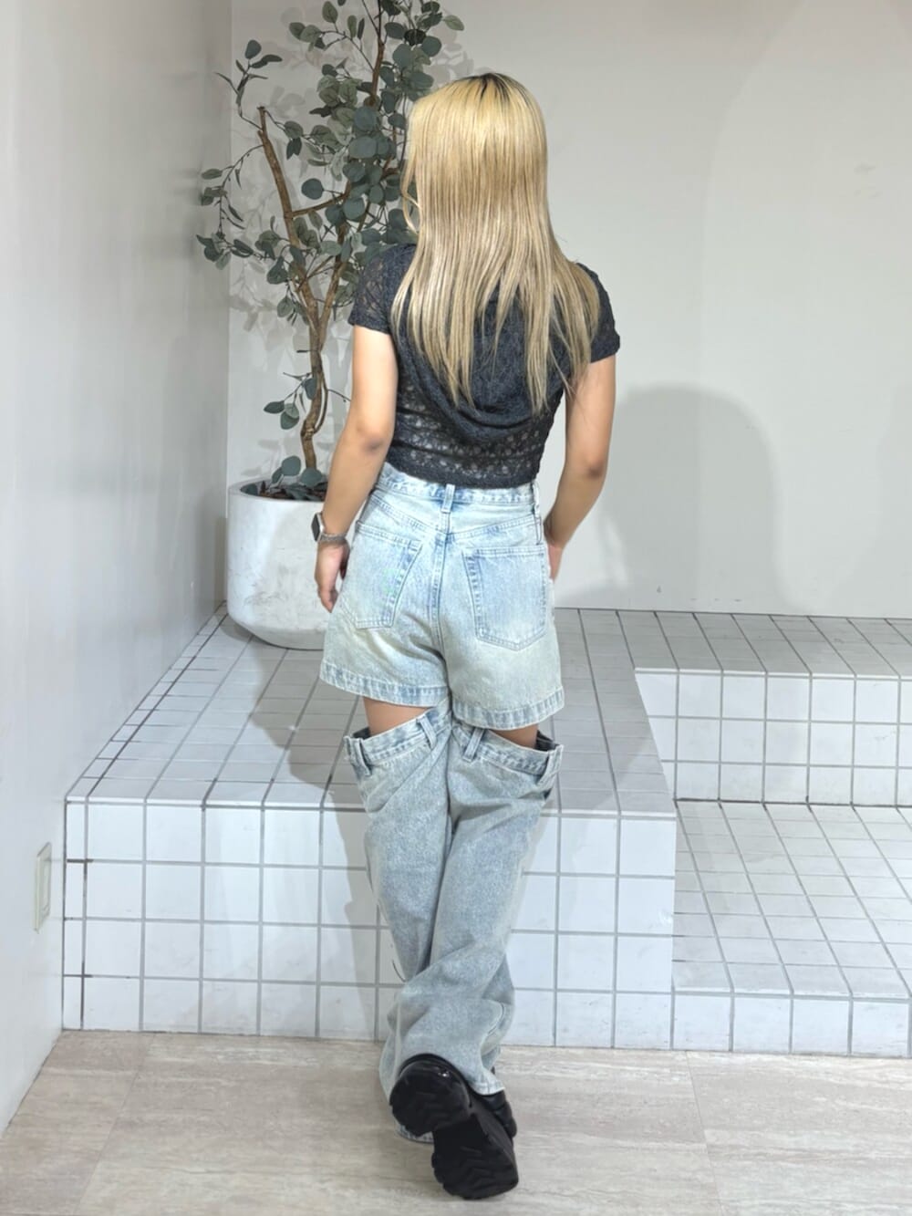 グレー系のTシャツ/カットソー、ブルー系のデニムパンツ、ブラック系のサンダルを着用したレディースの夏コーディネートの3枚目の写真