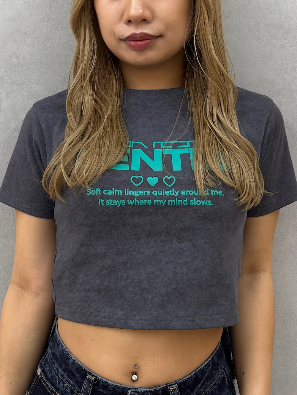 グレー系のTシャツ/カットソー、ブルー系のデニムパンツ、ブラック系のサンダルを着用したレディースの春コーディネートの4枚目の写真