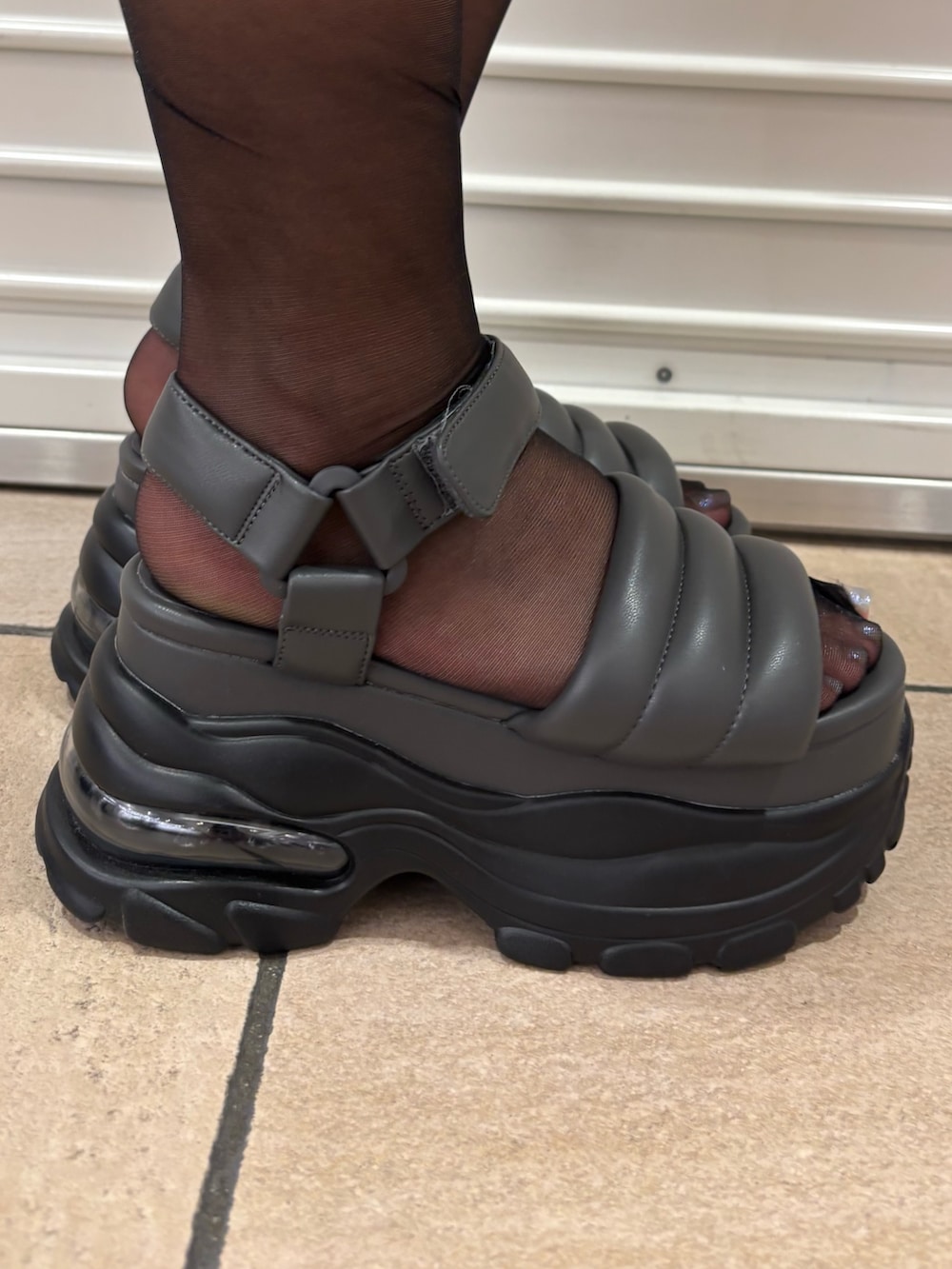 グレー系のワンピース、グレー系のサンダルを着用したレディースの夏コーディネートの5枚目の写真