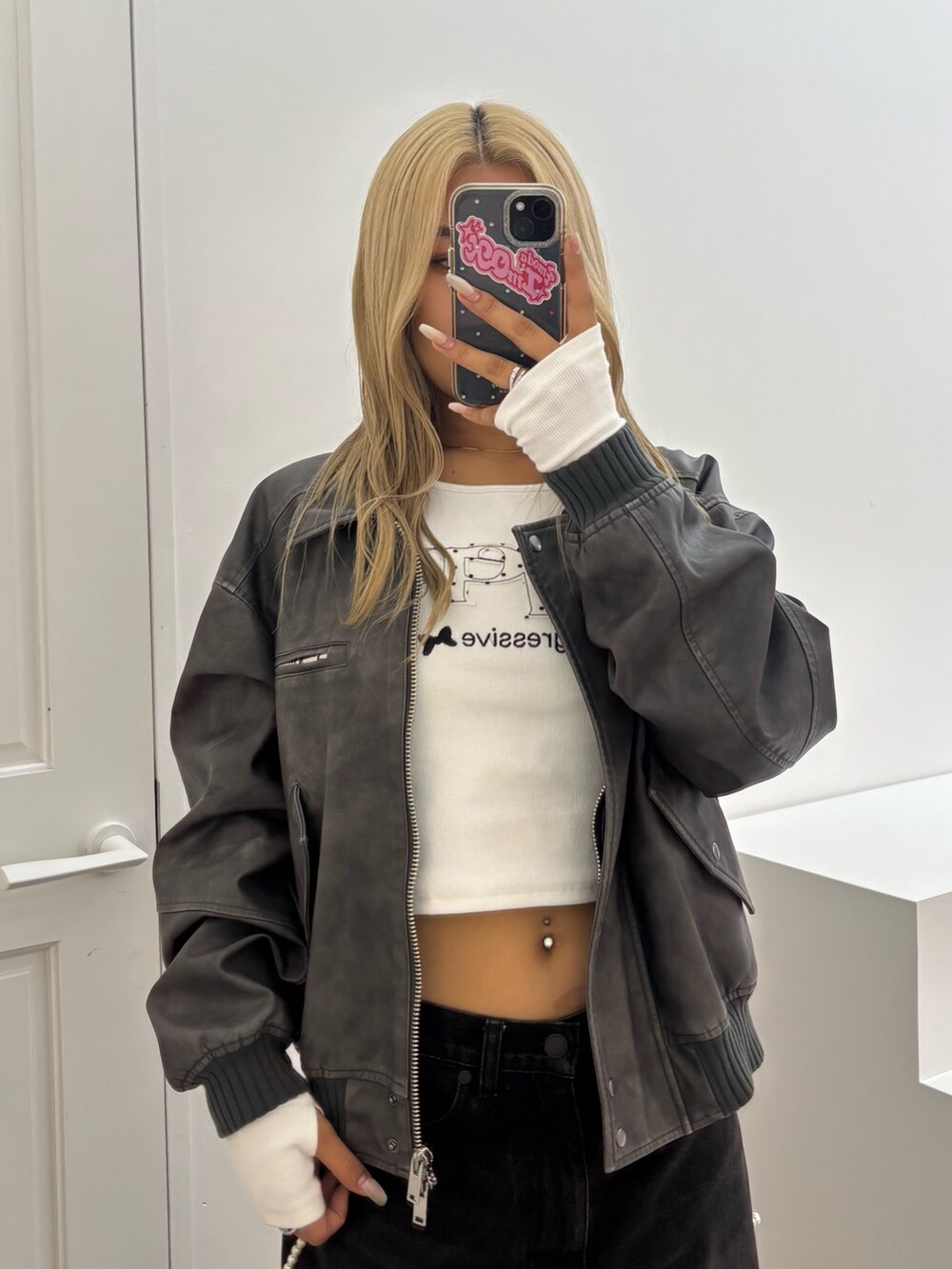 ホワイト系のTシャツ/カットソー、グレー系のブルゾン、ブラック系のデニムパンツを着用したレディースの秋コーディネートの4枚目の写真