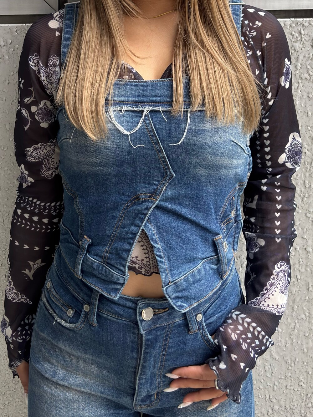 ブラック系のサンダル、ブルー系のサロペット/オーバーオール、ブルー系のTシャツ/カットソーを着用したレディースの春コーディネートの4枚目の写真