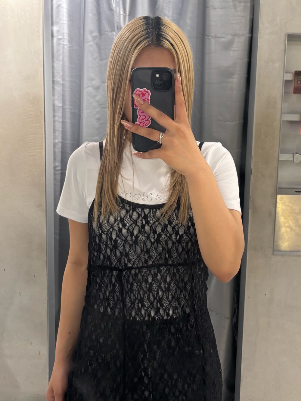 ブラック系のワンピース、ホワイト系のTシャツ/カットソー、ブルー系のデニムパンツを着用したレディースの夏コーディネートの4枚目の写真