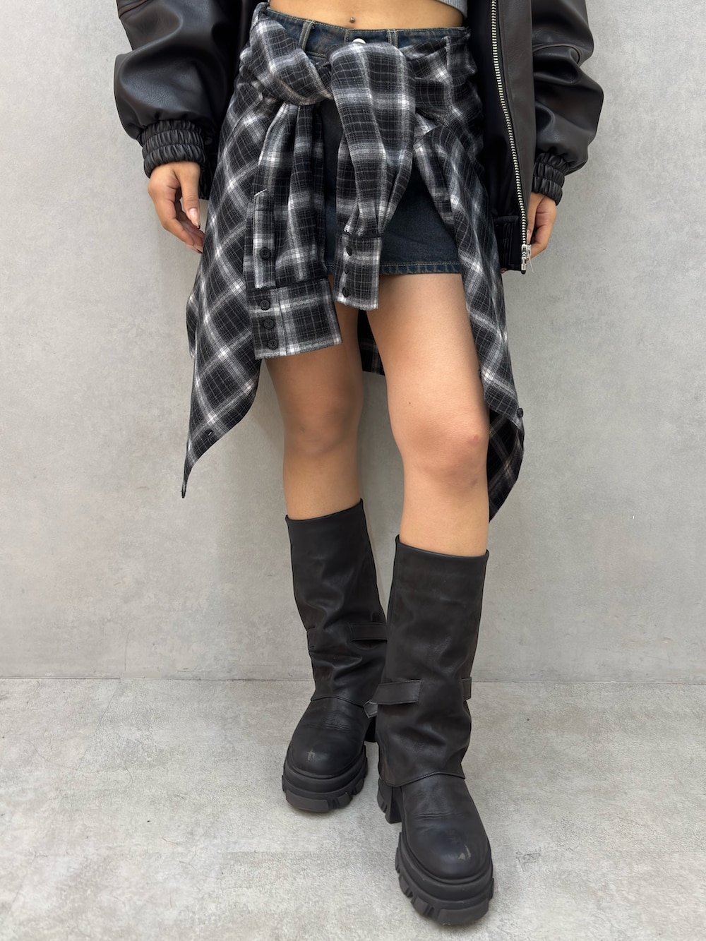 グレー系のニット/セーター、ブラック系のブルゾン、ブラック系のシャツ/ブラウスを着用したレディースの冬コーディネートの5枚目の写真