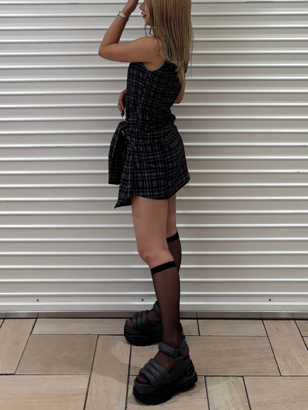 グレー系のワンピース、グレー系のサンダルを着用したレディースの夏コーディネートの2枚目の写真